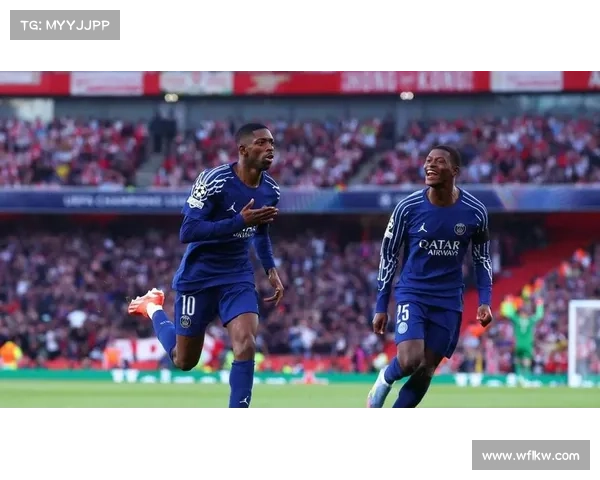 巴黎圣日耳曼球员社交媒体最新动态揭秘 球场外的精彩生活与个人品牌塑造